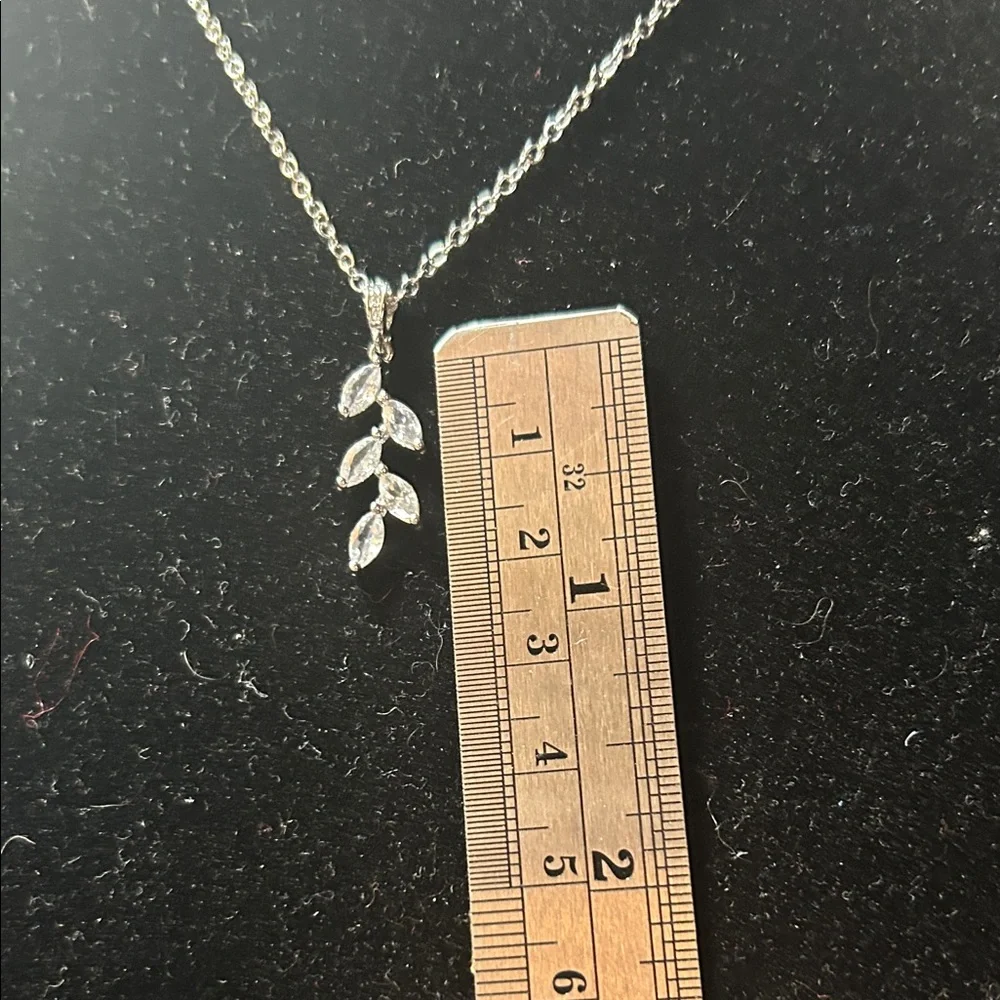 Elegant Silver Leaf Pendant Necklace - Picture 2 of 4